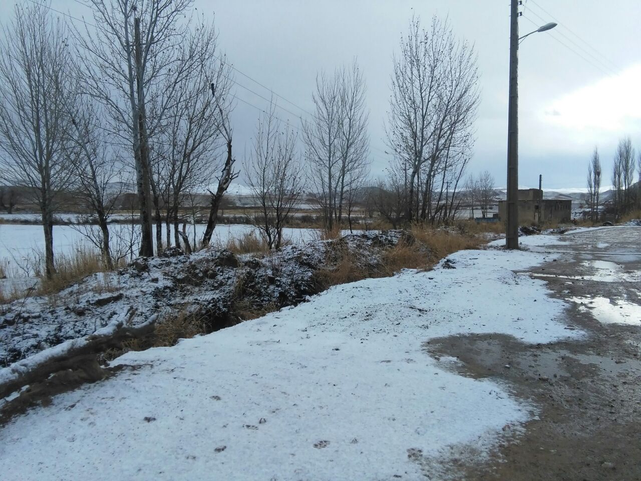 گزارش تصویری از اولین بارش برف پاییزی در روستای سیدحسین بیجار