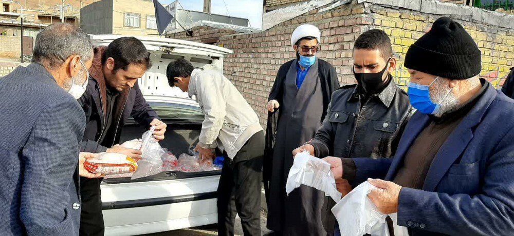گزارش تصویری از توزیع بسته‌های معیشتی در قالب کمک مومنانه در شهر توپ آغاج شهرستان بیجار